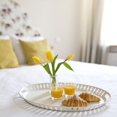 Bright Apartment In Old Town By Urban Rent Vilnius Kültér fotó
