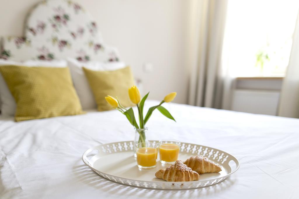 Bright Apartment In Old Town By Urban Rent Vilnius Kültér fotó